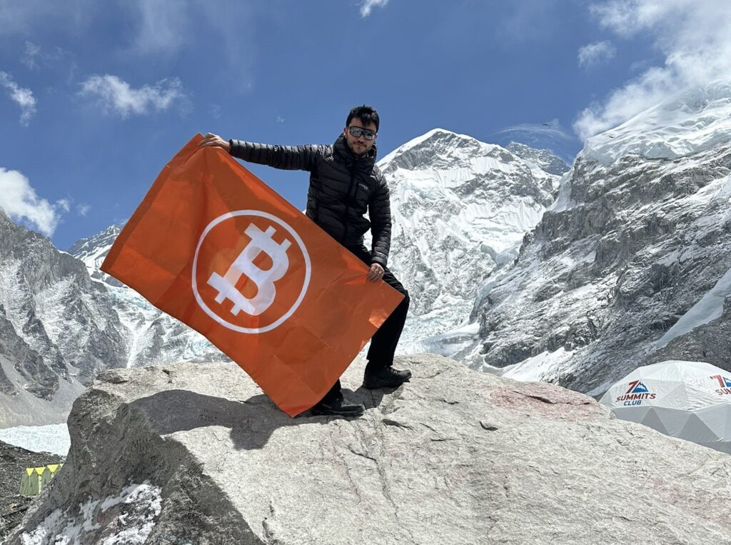 Bitcoiner Raises Bitcoin Flag on Mount Everest