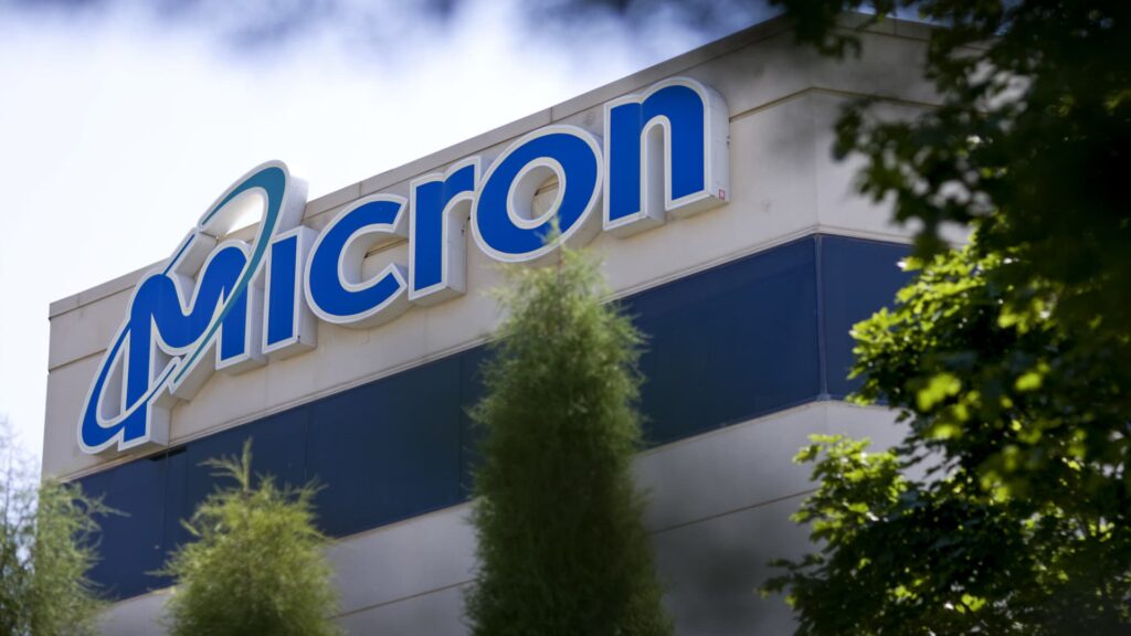 Micron Falls as AI Revenue Misses Expectations