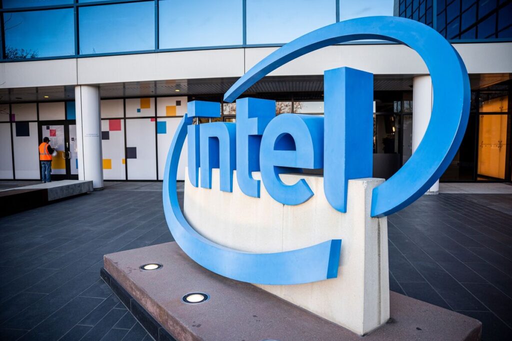 Intel Faces Biggest Drop in 24 Years