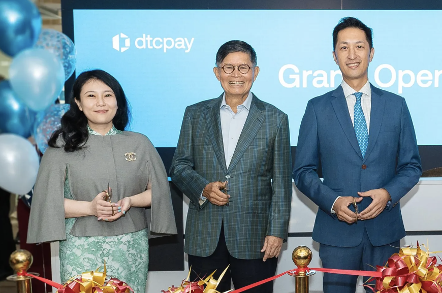 Dtcpay co-founder Alice Liu, CEO Kanny Lee (right) and Pontiac Land chairman Kwee Liong Tek (middle). Source: Forbes