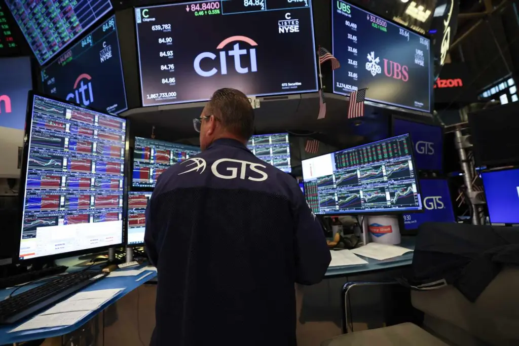 Dow Jones Rises on Trade, Tax News