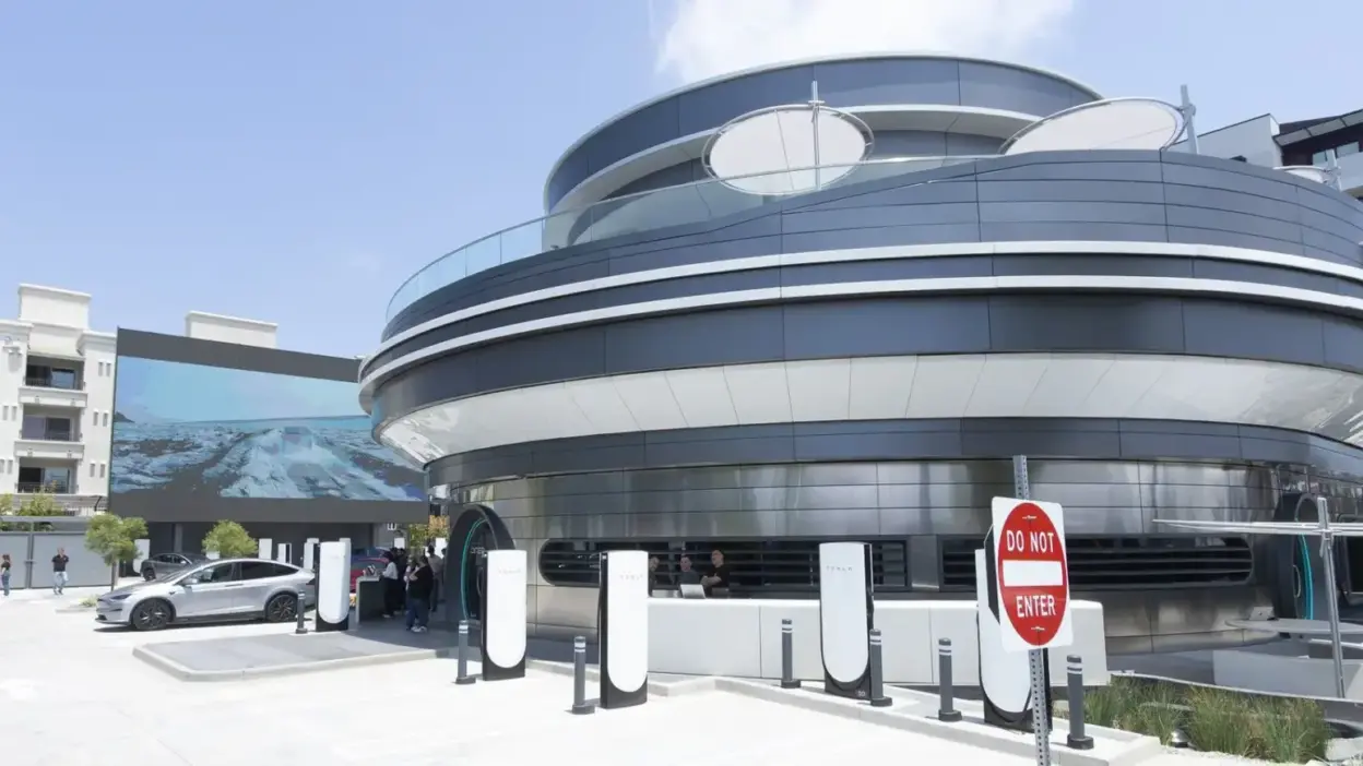 Tesla Opens Retro Diner With Superchargers in LA